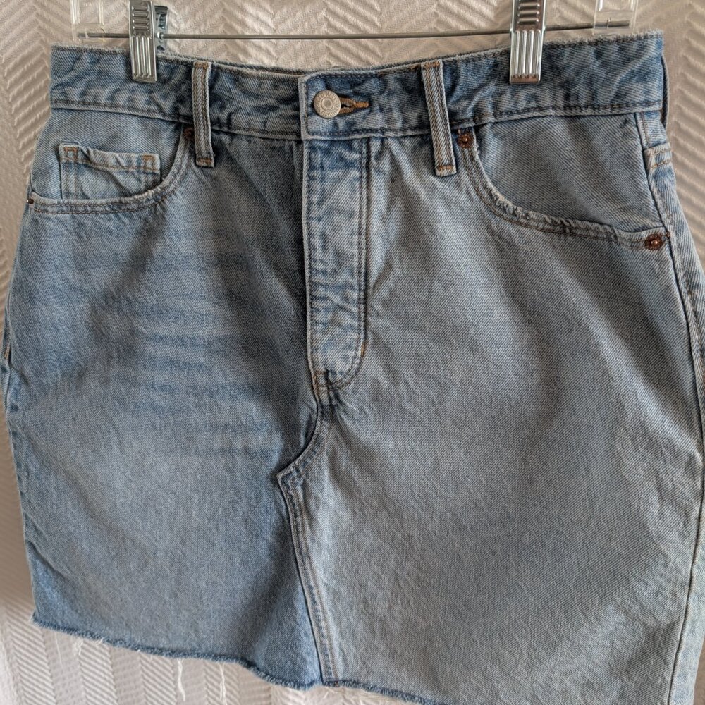 Old Navy Two-Tone Blue Jean Mini Skirt Frayed Hem Size 10 Denim Streetwear - Picture 4 of 7